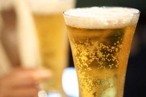 死亡事故につながる「一気飲み」。ノリで強要しても罪に問われる！