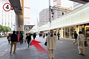 バスロータリーを左手にして直進します。