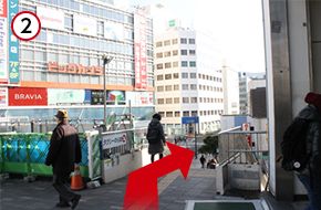 北口を出て、右側にある階段を下ります。