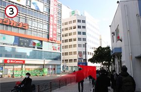 「ビックカメラ」を左手に、道なりにまっすぐ進みます。