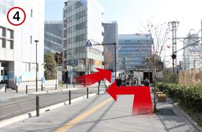 線路を右手にまっすぐ進みます。駐輪場の前の横断歩道を渡った後、さらにまっすぐ進みます。