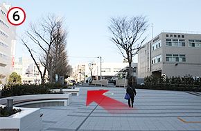 「藤沢税務署」を右手にまっすぐ進みます。