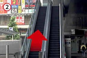 博多口の前にあるエスカレーターを上ります。