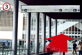 エスカレーター前にあるデッキを博多バスターミナル方向へ向かいます。