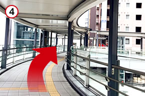 交通センタービルを通過し、ホテルルートインの方向へ向かいます。