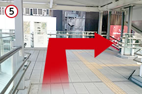 突き当たりの階段を右に降ります。