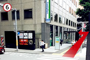 ファミリーマートを通り越し、トヨタレンタカーを左折します。