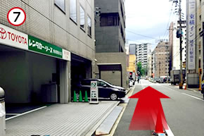 右手に東横インを見ながら直進します。