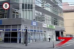 十字路の左手、1階に佐川急便が入ったビルの8階へお越しください。