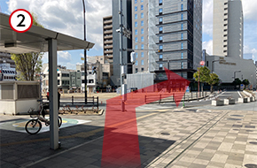 南口を出て横断歩道を渡り、右方向へ道なりに進みます。「ニューキャッスルホテル」の方向です。