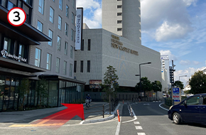 「ニューキャッスルホテル」に向かって、道なりにまっすぐ進みます。