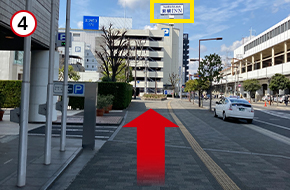 「ニューキャッスルホテル」を超えて、道なりにまっすぐ進みます。「東横INN」の看板が目印です。