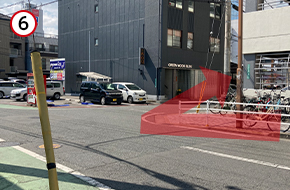 立体駐車場の脇道をすぐに右折します。
