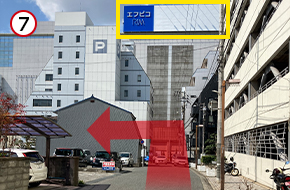 道なりにまっすぐ進みます。「エフピコ」の看板が目印です。突き当りの左手にある「山陽第一ビル」が福山オフィスの入るビルです。