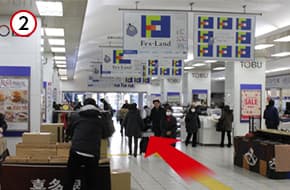 北口出口に向かって真っすぐ進みます。