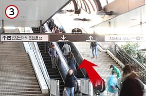 北口に出たら、目の前のエスカレーターを上ります。