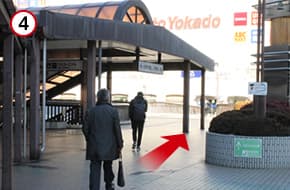 エスカレーターを降りて、目の前のイトーヨーカードーに向かって真っすぐ進みます。