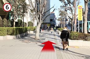 エスカレーターを下りて、そのまま真っすぐ進みます。