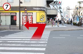 横断歩道を渡って、トレジャーファクトリーの手前で左折します。