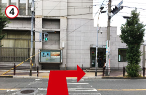 信号を横断し、右折します。