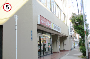 徒歩3分で「布施駅前ビル」が見えます。