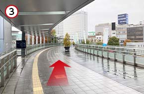 左方面へ道なりに進みます。