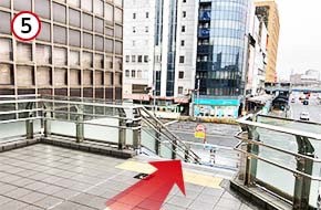 突き当りまで来たら、階段を下ります。