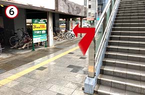 自転車置き場を左手に見ながら歩き、突き当りを左に曲がります。そのまま金華橋通りを、金町8の交差点が見えるまで歩きます。