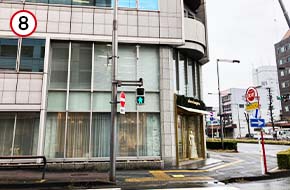 ウエディングドレスショップが1階に入るビルが目的地です。