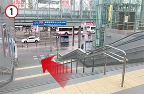改札を出て駅から出、右に曲がります。