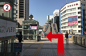 外に出たあとも真っすぐ奥まで進み、左手の「八王子OCTORE」側にある階段から地上へ下ります。