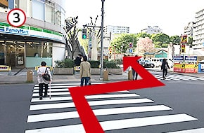 「ファミリマート」までたどり着いたら、右手側にある道に入り、そのまま真っすぐ進んでいきます。