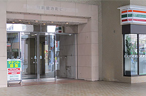 ※1階に「セブンイレブン」がある「遠鉄鍛冶町ビル」11階にオフィスがあります。
