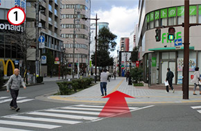 新浜松駅の西口を出たら右手に直進してください。