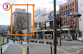 大通りの反対側に、浜松オフィスが入っている「遠鉄鍛冶町ビル」が見えます。