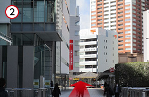 直進すると前方に「郵便局」や「三菱UFJ信託銀行」が見えてきます。