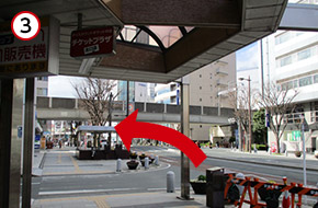 道路が左にカーブしていますが、道なりに左方向に進んでください。大通りの反対側に「遠鉄鍛冶町ビル」が見えてきます。