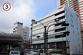 地上に出て右方向に進むと、前方に郵便局や三菱UFJ信託銀行が見えてきます。