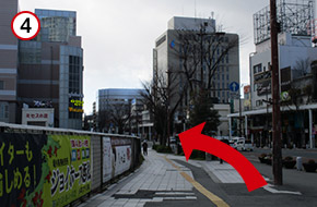 交差点で道路が左にカーブしていますが、左方向へカーブを曲がり進んでください。