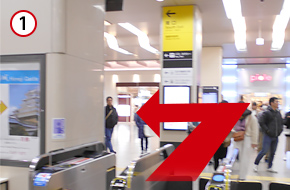 ＪＲ姫路駅中央改札口から出て左手，南口へ進みます。