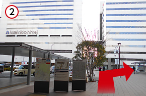 南口のコンコースを抜けると，正面にロータリーと「Hotel Nikko Himeji」が見えます。向かって右手（西側）のビル方向へ向かいます。同ビルの１階には，みなと銀行姫路中央支店が入っています。
