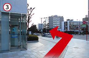 みなと銀行を左手にして進むと，セブンイレブンと交差点が見えてきますので，交差点を直進方向に渡ります。