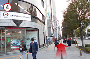 渡った先のビル（新姫路ビル）１階には三菱ＵＦＪモルガンスタンレー証券が入っています。道なりに直進します。