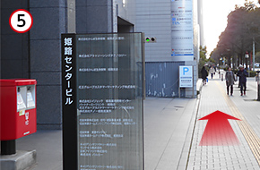 新姫路ビルを過ぎると駐車場が見え，その先に郵便局の入っている姫路センタービルがあり，その先に姫路大同生命ビルがあります。