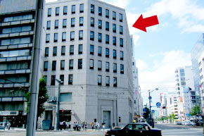 中国銀行のビルを目指します。