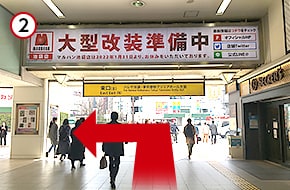 JR 池袋駅東口(北)を出て左折します。