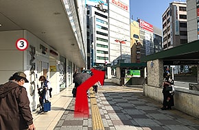 道なりにまっすぐ進みます。