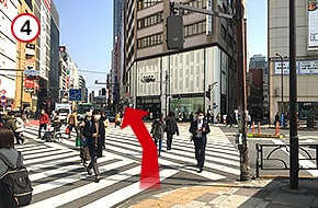 横断歩道を渡ります。