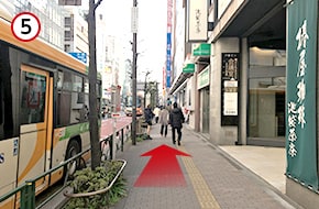 道なりにまっすぐ進みます。