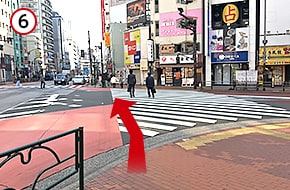 横断歩道を渡り、直進します。